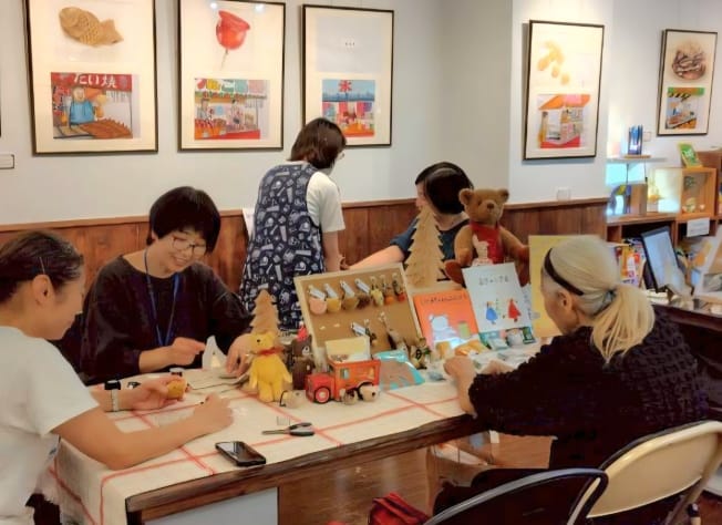 Stories Vol.5｜「ガラクタが宝物になる瞬間」──一針一針で生まれる、手縫いテディベアと“制服ベア”の物語 後編