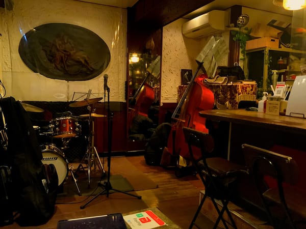 Stories Vol.4｜「ベースが鳴るカウンター」──演奏家が創る“音楽家のための場所”。下新庄の隠れ家ジャズバー 後編